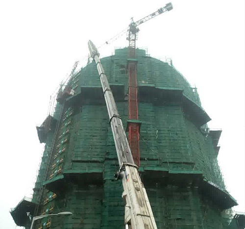 榕江吊车在工地上作业
